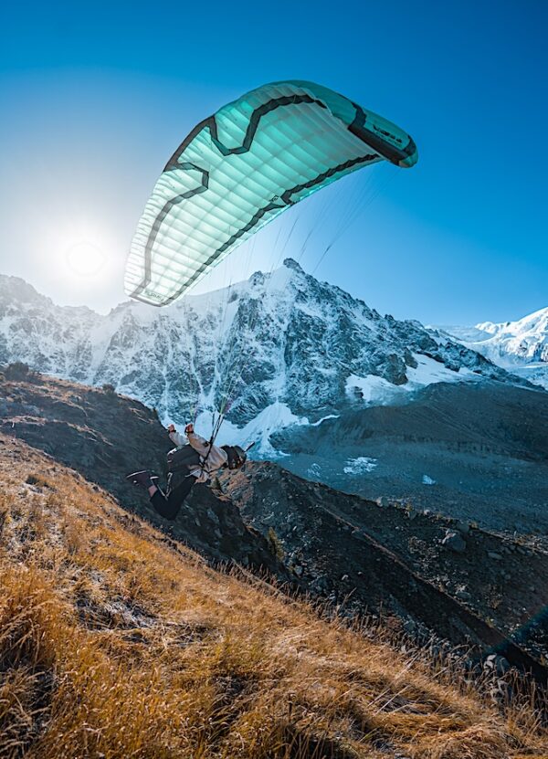 quick take off with the flame 2 spectra green color miniwing speedwing from levelwings at chamonix on mountain